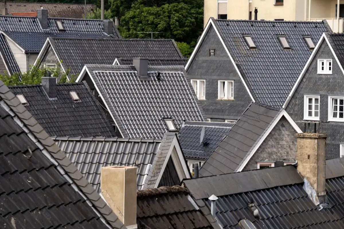 Steep roof eaves and gutter lines on houses in Naples, FL